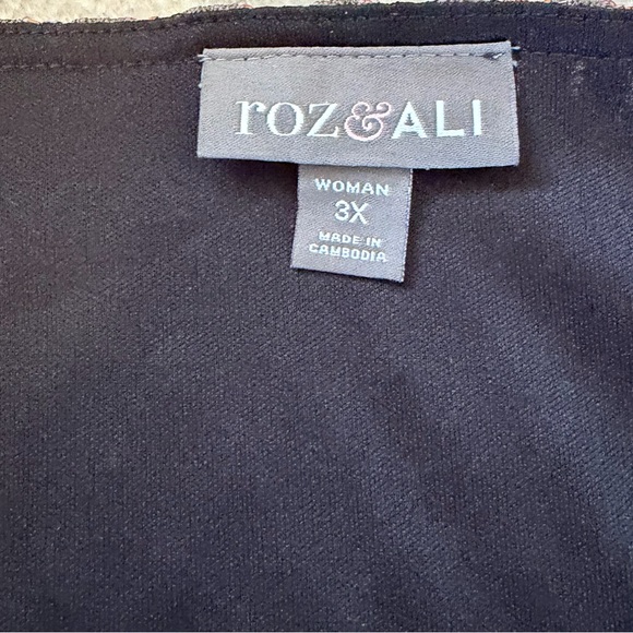 Roz & Ali Pink, Burgundy & Olive Wave-Print V-Neck Top - Picture 3 of 4